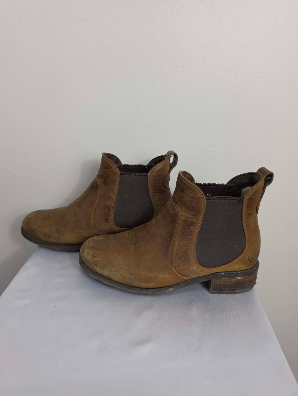 UGG Tan Leather Ankle Chelsea Boots Sz 7US - Picture 5 of 15